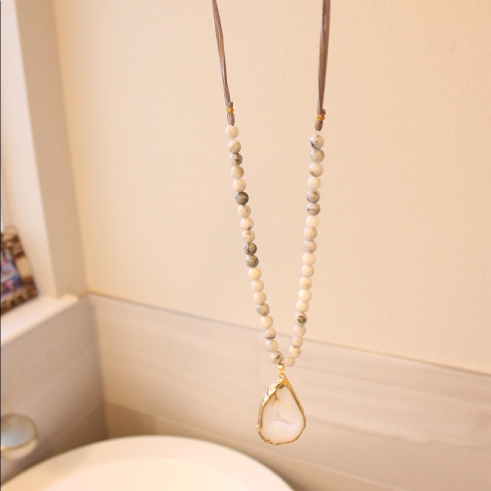 EC BEADS grey necklace w/ howlite beads w/ geode